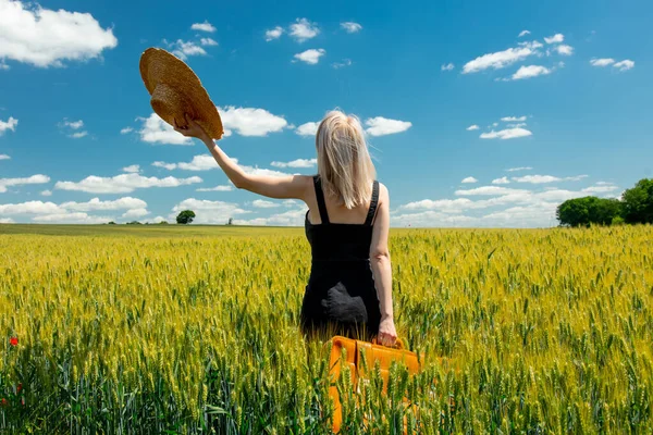 Schöne Blonde Mädchen Mit Koffer Landstraße Der Nähe Von Weizenfeld — Stockfoto