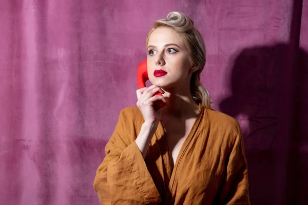 Blond Flicka Noir Stil Med Röd Telefon — Stockfoto