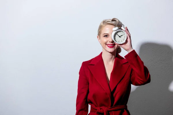 Blondes Mädchen Vintage Stil Und Rotem Mantel Mit Wecker Auf — Stockfoto