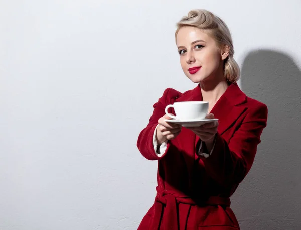 Blond Meisje Rode Jas Vintage Haarjurk Met Kopje Koffie Witte — Stockfoto