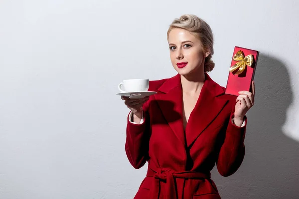 Blond Meisje Rode Jas Vintage Haarjurk Met Kopje Koffie Snoep — Stockfoto