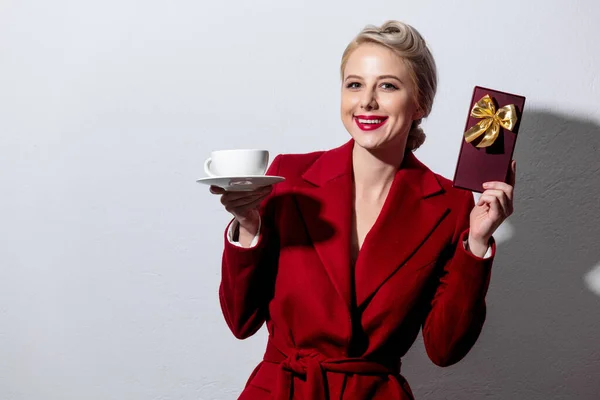 Blond Meisje Rode Jas Vintage Haarjurk Met Kopje Koffie Snoep — Stockfoto