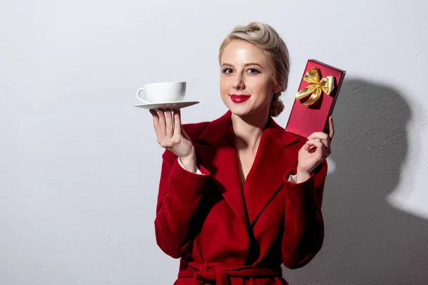 Blonde Girl Red Coat Vintage Hairdress Cup Coffee Candy Box — Stock Photo, Image