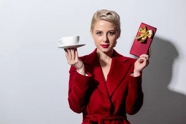Blond Meisje Rode Jas Vintage Haarjurk Met Kopje Koffie Snoep — Stockfoto
