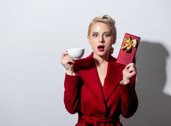 Ragazza Bionda Cappotto Rosso Hairdress Vintage Con Tazza Caffè Scatola — Foto Stock