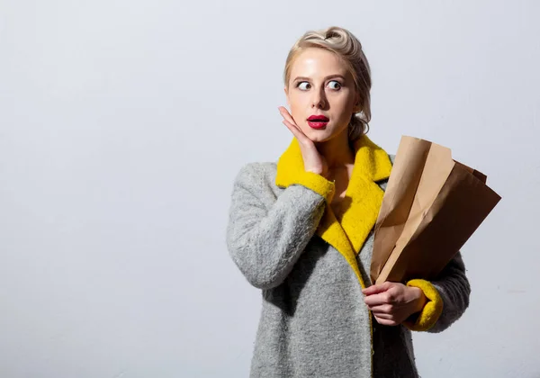 Blondes Mädchen Grauem Mantel Und Vintage Frisur Mit Supermarkt Papiertüte — Stockfoto