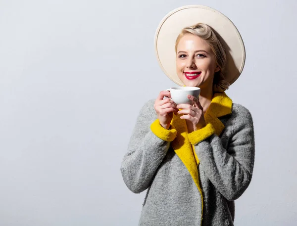 Blond Meisje Grijze Jas Vintage Haarjurk Met Kopje Koffie Witte — Stockfoto