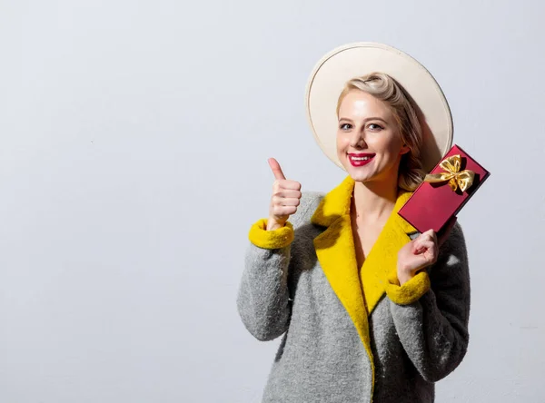 Fille Blonde Manteau Gris Coiffure Vintage Avec Boîte Bonbons Cadeau — Photo