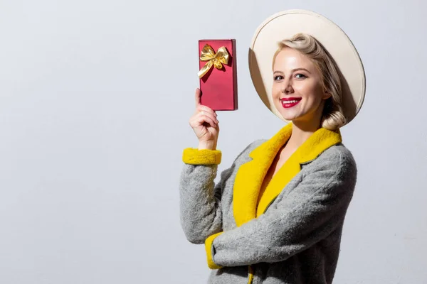 Blond Meisje Grijze Jas Vintage Haarjurk Met Cadeau Candy Box — Stockfoto