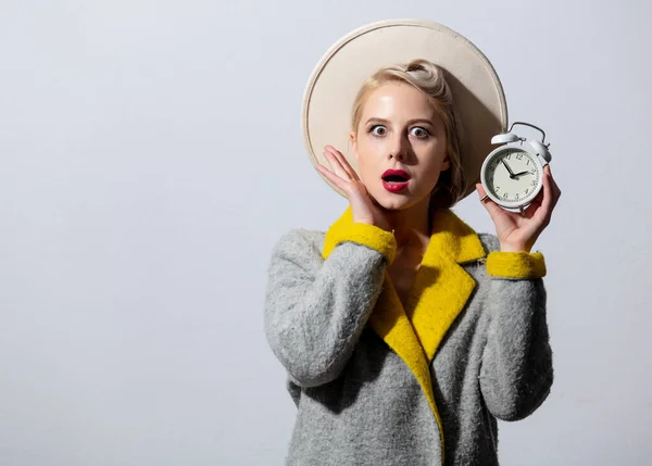 Menina Loira Casaco Cinza Hairdress Vintage Com Despertador Fundo Branco — Fotografia de Stock