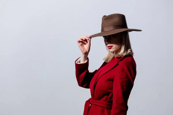 Chica Rubia Con Abrigo Rojo Sombrero Vintage Sobre Fondo Gris —  Fotos de Stock