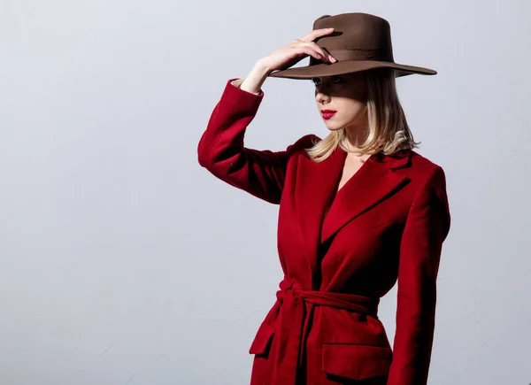 Menina Loira Casaco Vermelho Chapéu Vintage Fundo Cinza Imagem Estilo — Fotografia de Stock