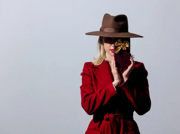 Chica Rubia Abrigo Rojo Sombrero Vintage Con Caja Dulces Sobre —  Fotos de Stock