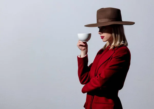 Blond Meisje Rode Jas Vintage Hoed Met Kopje Koffie Grijze — Stockfoto