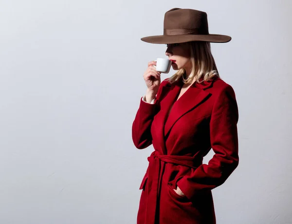 Ragazza Bionda Cappotto Rosso Cappello Vintage Con Tazza Caffè Sfondo — Foto Stock