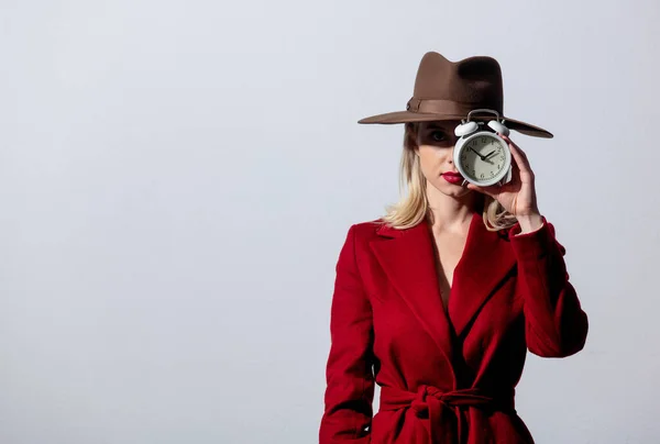 Blond Meisje Rode Jas Vintage Hoed Met Wekker Grijze Achtergrond — Stockfoto