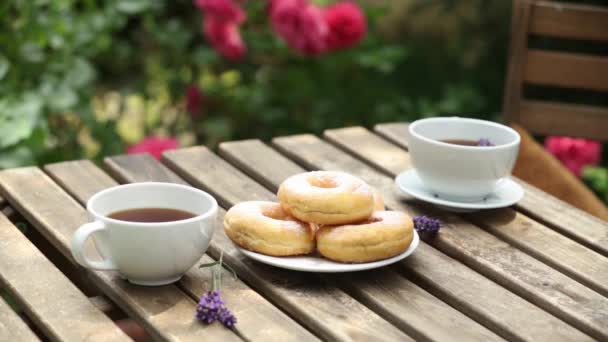 Kopjes Koffie Donuts Een Houten Tafel Een Tuin — Stockvideo