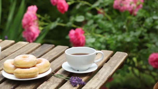 Kopje Koffie Donuts Een Houten Tafel Een Tuin — Stockvideo