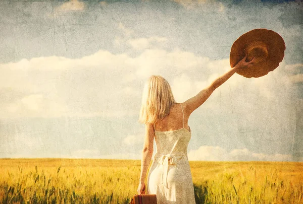 Blode Mujer Sombrero Con Maleta Campo Trigo Hora Puesta Del —  Fotos de Stock