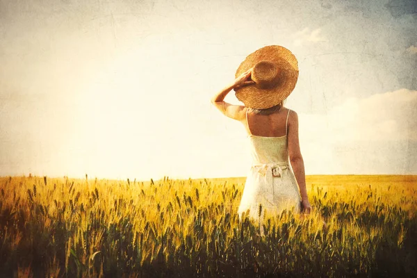 Blode Mulher Chapéu Com Mala Campo Trigo Pôr Sol — Fotografia de Stock