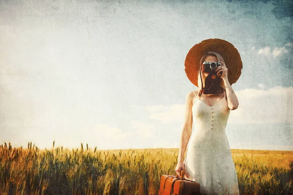 夏の時間に小麦畑でスーツケースやカメラとブロンドの女性 — ストック写真