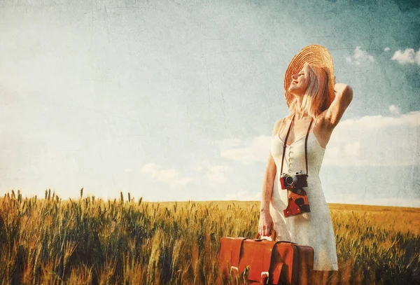 Блондинка Валізою Камерою Пшеничному Полі Літній Час — стокове фото