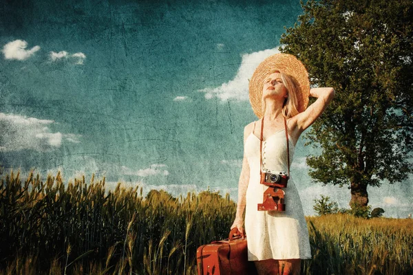 Блондинка Валізою Камерою Пшеничному Полі Літній Час — стокове фото