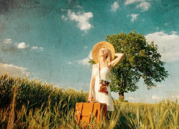 Mulher Loira Com Mala Câmera Campo Trigo Hora Verão — Fotografia de Stock