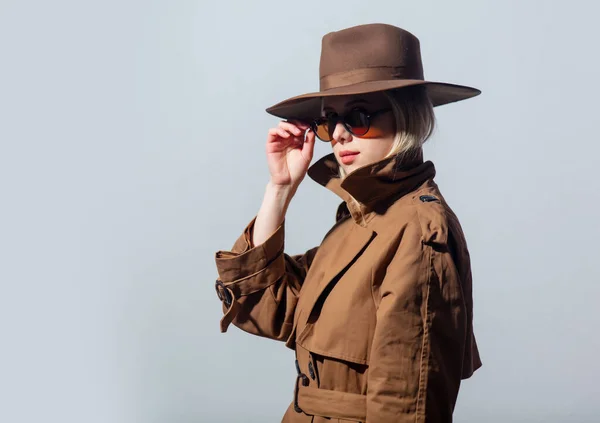 Stilvolle Frau Mantel Hut Und Sonnenbrille Auf Grauem Hintergrund — Stockfoto