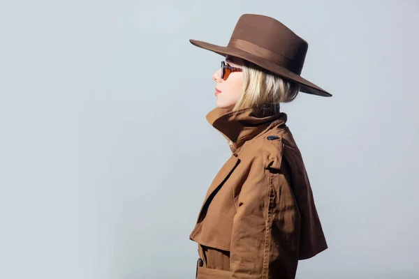 Stilvolle Frau Mantel Hut Und Sonnenbrille Auf Grauem Hintergrund — Stockfoto