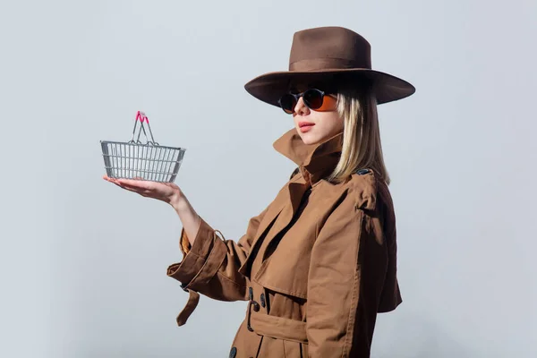 Stilvolle Frau Mit Sonnenbrille Und Mantel Hält Korb Auf Weißem — Stockfoto
