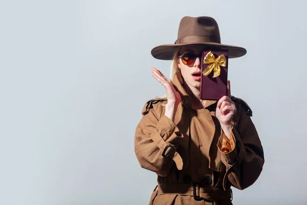 Estilo Mujer Rubia Gafas Sol Capa Con Caja Regalo Sobre —  Fotos de Stock