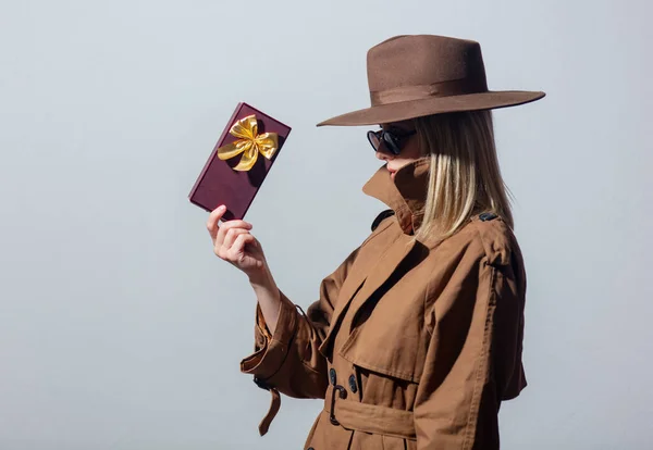 Estilo Mujer Rubia Gafas Sol Capa Con Caja Regalo Sobre —  Fotos de Stock