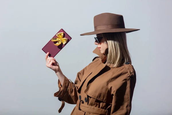 Estilo Mujer Rubia Gafas Sol Capa Con Caja Regalo Sobre —  Fotos de Stock