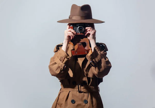 Vrouw Hoed Mantel Als Een Spion Met Camera Grijze Achtergrond — Stockfoto