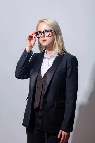 Schöne Blonde Geschäftsfrau Anzug Auf Grauem Hintergrund — Stockfoto