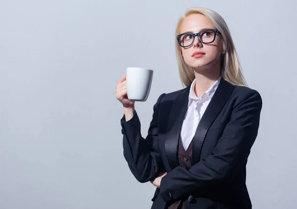 Bella Donna Affari Bionda Giacca Cravatta Con Tazza Caffè Sfondo — Foto Stock