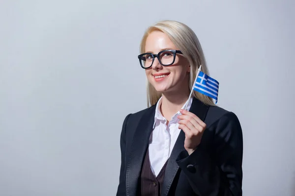 Beautiful Blonde Businesswoman Suit Greece Flag Gray Background — Stock Photo, Image