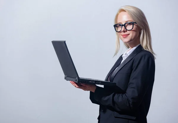 Schöne Blonde Geschäftsfrau Anzug Mit Laptop Computer Auf Grauem Hintergrund — Stockfoto