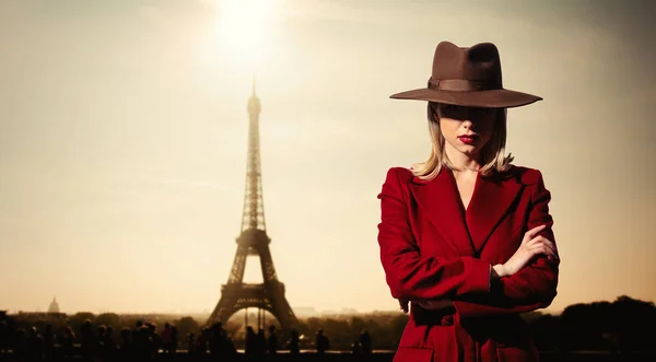 Blondynka Czerwonym Płaszczu Zabytkowym Kapeluszu Paryską Wieżą Eiffla Tle — Zdjęcie stockowe
