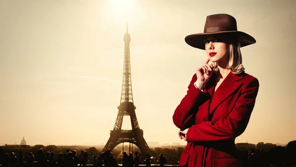 Blond Meisje Rode Jas Vintage Hoed Met Parijse Eiffeltoren Achtergrond — Stockfoto