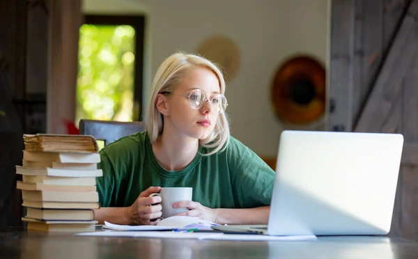 Chica Rubia Gafas Trabajando Con Cuaderno Bebiendo Café Casa Como —  Fotos de Stock