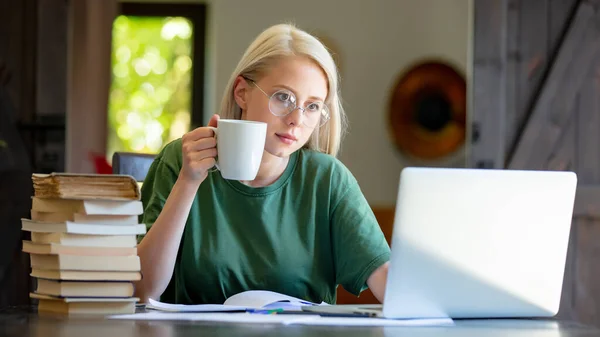Blondynka Okularach Pracuje Notatnikiem Pije Kawę Domu Jako Wolny Strzelec — Zdjęcie stockowe