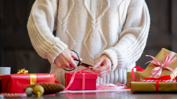 Kobieta Swetrze Pakuje Świąteczny Prezent Stół — Zdjęcie stockowe