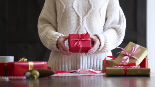 Mulher Camisola Está Embrulhando Presente Natal Uma Mesa — Vídeo de Stock