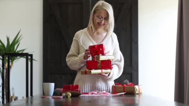 Mujer Jersey Está Envolviendo Regalo Navidad Una Mesa — Vídeo de stock