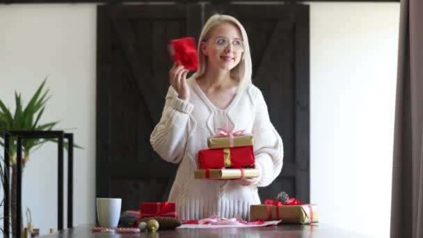 Mulher Camisola Está Embrulhando Presente Natal Uma Mesa — Vídeo de Stock