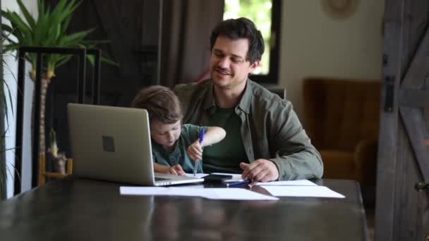 Padre Está Tratando Trabajar Jugar Con Niño Pequeño Mismo Tiempo — Vídeos de Stock