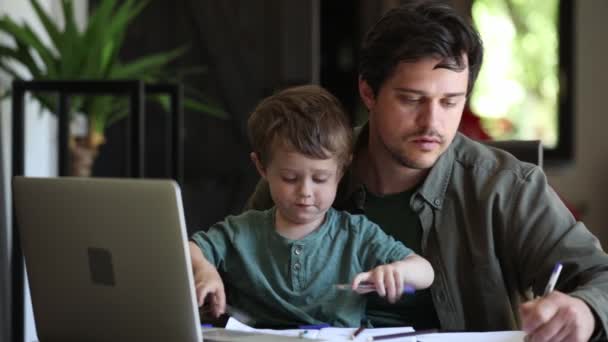 Pappa Försöker Att Arbeta Och Leka Med Liten Pojke Samtidigt — Stockvideo