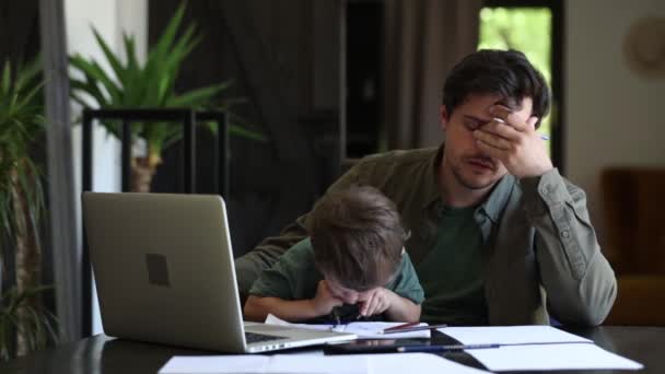 Vater Versucht Hause Mit Einem Kleinen Jungen Arbeiten Und Spielen — Stockvideo